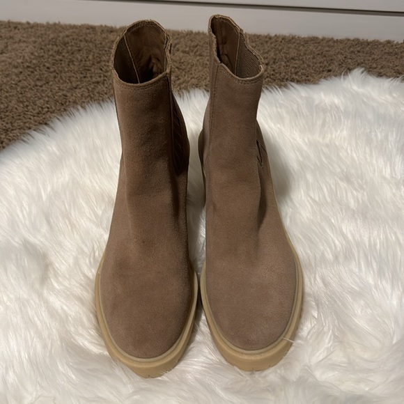 NWOB Dolce Vita Caster H2O Booties Suede 9.5, chunky waterproof mushroom - Picture 4 of 8